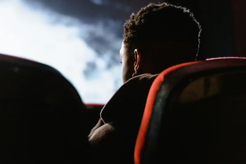 Entre deux films, l'art prend possession des salles : la révolution silencieuse de l'entracte cinématographique
