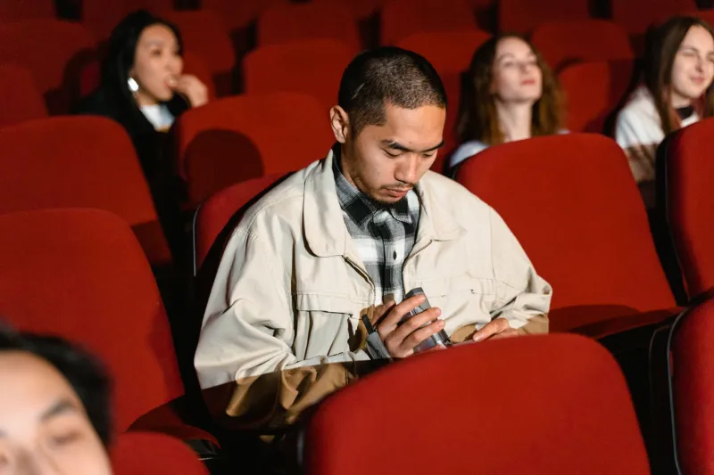Sans boussole officielle : comment la génération Z s'est inventé ses propres cartes du cinéma
